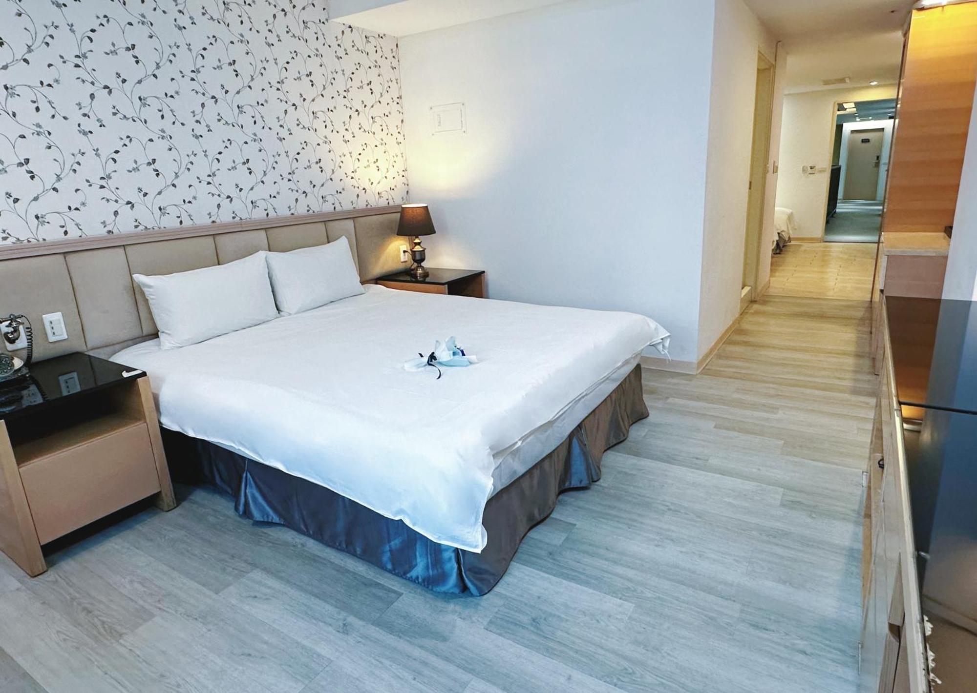 Hotel Champs Elysees Taichung Exterior photo